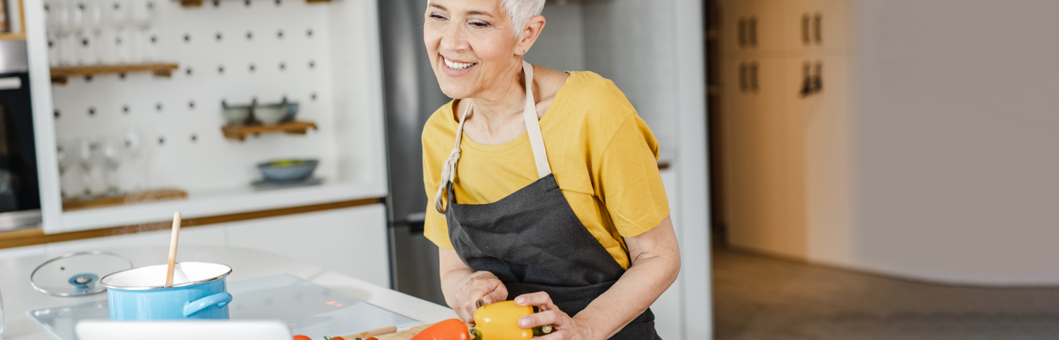 Mulher sorridente a cozinhar de forma saudável sem sal